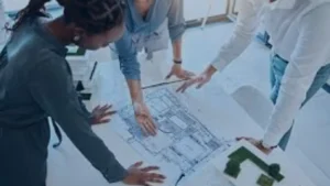 Engenheiro e arquiteto trabalhando juntos na compatibilização de projetos de engenharia