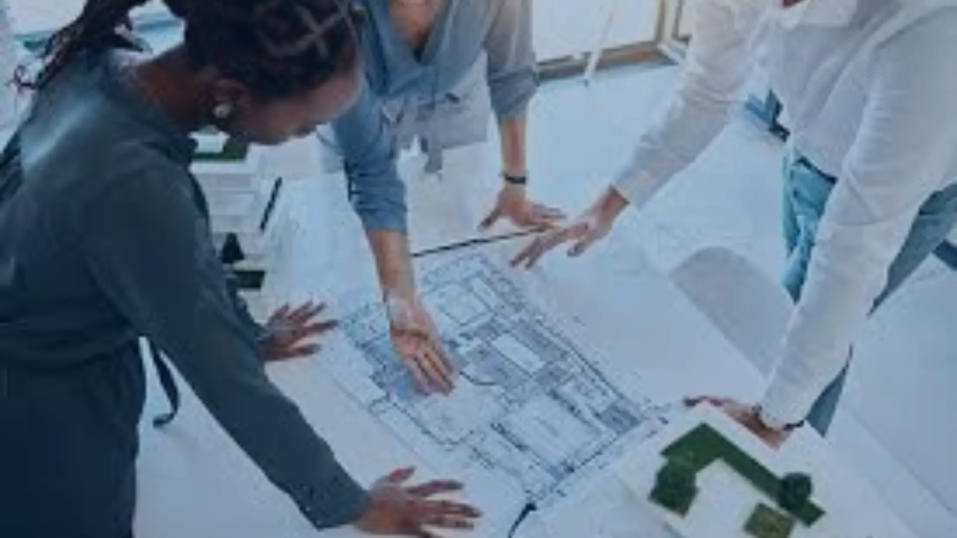 Engenheiro e arquiteto trabalhando juntos na compatibilização de projetos de engenharia